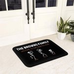 Personalisierte Multicolor 2 - 8 Skelette Design Anti-Rutsch-Fußmatte mit Namen und Text Halloween Home Decor Geschenk für Familie