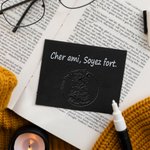 Tampon de Gaufrage Personnalisé avec Fleur de Naissance Constellation Thème Livre de la Bibliothèque Cadeau Anniversaire pour Amoureux des Livres