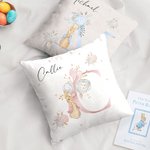 Personifierad söt Peter Rabbit blommig initial kastkuddeöverdrag med namn Baby Shower födelsedagspresent för nyfödda barn