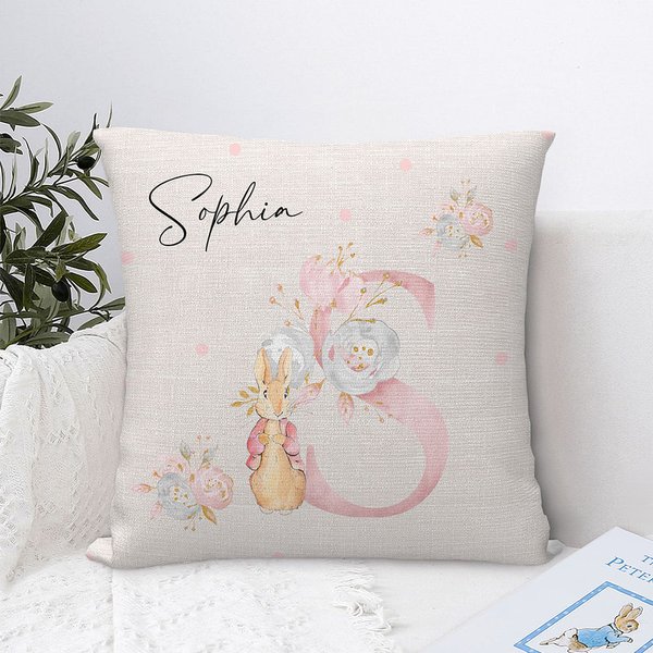 Personifierad söt Peter Rabbit blommig initial kastkuddeöverdrag med namn Baby Shower födelsedagspresent för nyfödda barn