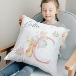 Personifierad söt Peter Rabbit blommig initial kastkuddeöverdrag med namn Baby Shower födelsedagspresent för nyfödda barn
