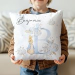 Personifierad söt Peter Rabbit blommig initial kastkuddeöverdrag med namn Baby Shower födelsedagspresent för nyfödda barn