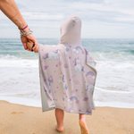 Gepersonaliseerde sneldrogende zandvrije roze cartoon regenboog fantasie eenhoorn strandhanddoek met capuchon en naam verjaardagscadeau zomer voor mei