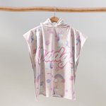 Gepersonaliseerde sneldrogende zandvrije roze cartoon regenboog fantasie eenhoorn strandhanddoek met capuchon en naam verjaardagscadeau zomer voor mei
