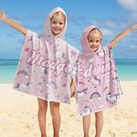 Gepersonaliseerde sneldrogende zandvrije roze cartoon regenboog fantasie eenhoorn strandhanddoek met capuchon en naam verjaardagscadeau zomer voor mei