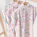 Gepersonaliseerde sneldrogende zandvrije roze cartoon regenboog fantasie eenhoorn strandhanddoek met capuchon en naam verjaardagscadeau zomer voor mei