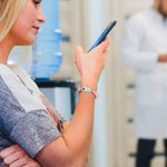 Alerta Médica de Emergencia Personalizada ID elástico rosa pulsera de cuentas con texto grabado de primeros auxilios para la alergia diabéticos Mujeres