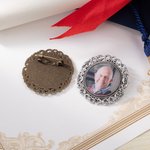 Gepersonaliseerde Retro Lace Frame Ronde Memorial Foto Pin Broche Wedding Graduation Gift voor afgestudeerden bruid bruidegom