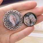 Gepersonaliseerde Retro Lace Frame Ronde Memorial Foto Pin Broche Wedding Graduation Gift voor afgestudeerden bruid bruidegom