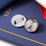 Gepersonaliseerde Retro Lace Frame Ronde Memorial Foto Pin Broche Wedding Graduation Gift voor afgestudeerden bruid bruidegom
