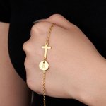 Personligt armband med liggande kors och bokstavsberlock konfirmationspresent till tjej
