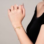 Personligt armband med liggande kors och bokstavsberlock konfirmationspresent till tjej