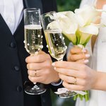 Personalisierte 2er Champagnergläser mit Gravierten Namen 222 ml Kristall-Champagnerkelche mit Perlen Schleifen Hochzeit Oktoberfest Geschenk für Paar