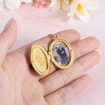 Collier de médaillon personnalisé avec fleur de naissance gravée et photo - Cadeau mariage anniversaire Saint-Valentin pour les femmes