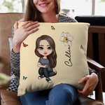Housse de Coussin Personnalisée avec Nom Personnage de Dessin Animé et Fleur de Naissance Décoration de Canapé Cadeau Anniversaire Noël pour Famille