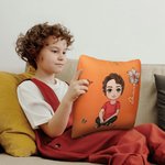 Housse de Coussin Personnalisée avec Nom Personnage de Dessin Animé et Fleur de Naissance Décoration de Canapé Cadeau Anniversaire Noël pour Famille