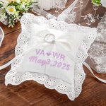 Coussin de porteur d'anneau en coton festonné avec lettres et date brodées Cadeau de mariage pour les jeunes mariés