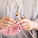 Personalizzato Highland Cow Silicone Knitting Needle Stoppers Point Protectors con iniziali Set di 2 regali di compleanno per gli amanti della maglia 