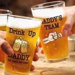 Personalisiertes „Drink Up Daddy“ Bierglas Faustgruß 470ml mit 1-4 Kinder-Namen und Text Vatertag Geburtstag Geschenk für Papa