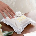 Coussin de porteur d'anneau en coton festonné avec lettres et date brodées Cadeau de mariage pour les jeunes mariés