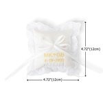 Coussin de porteur d'anneau en coton festonné avec lettres et date brodées Cadeau de mariage pour les jeunes mariés