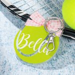 Personalisierte rosa Coquette Bogen Tennis Tasche Tag Schlüsselanhänger mit Namen Sport Team Geburtstag Geschenk für Tennisliebhaber