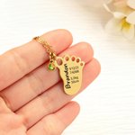 Collier de Pied de Bébé Personnalisé avec Texte Gravé et Pierre de Naissance Cadeau de Fête Prénatale pour Enfant et Nouvelle Maman