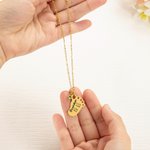 Collier de Pied de Bébé Personnalisé avec Texte Gravé et Pierre de Naissance Cadeau de Fête Prénatale pour Enfant et Nouvelle Maman