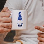 Tazza da caffè in ceramica personalizzata con testo Gnomo carino da 11 oz. Regalo di compleanno Hanukkah per amico di famiglia ebreo