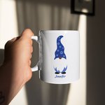 Tazza da caffè in ceramica personalizzata con testo Gnomo carino da 11 oz. Regalo di compleanno Hanukkah per amico di famiglia ebreo