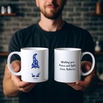 Tazza da caffè in ceramica personalizzata con testo Gnomo carino da 11 oz. Regalo di compleanno Hanukkah per amico di famiglia ebreo