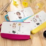 Trousse de Maquillage Personnalisée avec Personnage Nom Fleur de Naissance Sac Cosmétique avec Bracelet Cadeau Mariage Anniversaire pour Femme Fille