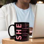 Spersonalizowany kubek do kawy Self Care She Is Motivational 11oz Black Ceramic z imieniem i inspirującymi cytatami Zachęta Afirmacja Prezent dla kobiet