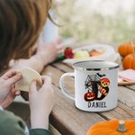 Taza esmaltada personalizada con nombre e inicial en forma de calabaza, murciélago y tela de araña de 11oz.