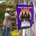 Gepersonaliseerde Some Horrors In This House Cartoon Ghost Dog Tuinvlag met 1-6 namen Spooky Yard Porch Decor Halloween Festival Gift voor Familie