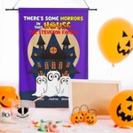 Gepersonaliseerde Some Horrors In This House Cartoon Ghost Dog Tuinvlag met 1-6 namen Spooky Yard Porch Decor Halloween Festival Gift voor Familie