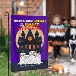 Gepersonaliseerde Some Horrors In This House Cartoon Ghost Dog Tuinvlag met 1-6 namen Spooky Yard Porch Decor Halloween Festival Gift voor Familie