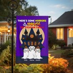 Gepersonaliseerde Some Horrors In This House Cartoon Ghost Dog Tuinvlag met 1-6 namen Spooky Yard Porch Decor Halloween Festival Gift voor Familie