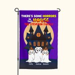 Gepersonaliseerde Some Horrors In This House Cartoon Ghost Dog Tuinvlag met 1-6 namen Spooky Yard Porch Decor Halloween Festival Gift voor Familie