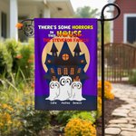 Gepersonaliseerde Some Horrors In This House Cartoon Ghost Dog Tuinvlag met 1-6 namen Spooky Yard Porch Decor Halloween Festival Gift voor Familie