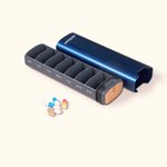 Scatola organizzatrice di pillole settimanale personalizzata per 7 giorni con nome inciso Regalo essenziale da viaggio all'aperto per amici di famiglia
