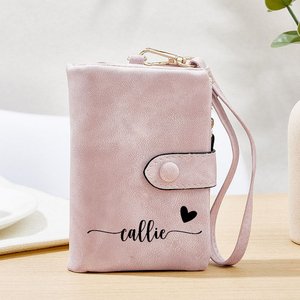 Henkilökohtainen nimi Heart Design Tri-Fold PU Nahka Rannekoru lompakko kortinhaltija syntymäpäivälahja naisille
