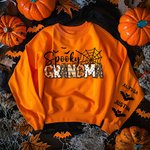 Felpa personalizzata Spooky Mama Grandma Pumpkin Bat Design Crewneck con 1-8 nomi Regalo in costume di Halloween per le donne