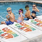 Gepersonaliseerde kleurrijke neef Crew sneldrogende oversized strandhanddoek met naam Summer Travel Essential geschenk voor familie kinderen