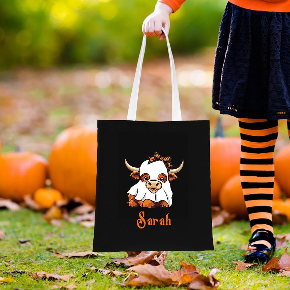 Personifierad söt häxa spöke Highland Cow Trick or Treat Canvas Tote Bag med namn Halloween present till barn Highland Cow älskare 2
