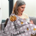 Spersonalizowany koc z imionami 2-20 Pierwsza Mama Teraz Babcia Małe Dynie Miękki koc z imionami 2-20 Prezent na Halloween dla Mamy Babci