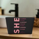 Gepersonaliseerde Zelfzorg She Is Me Make-up Bag met Naam en Positieve Affirmaties Verjaardag Inspirerend Geschenk voor Vrouwen Meisjes