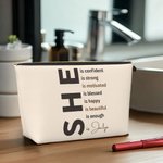 Gepersonaliseerde Zelfzorg She Is Me Make-up Bag met Naam en Positieve Affirmaties Verjaardag Inspirerend Geschenk voor Vrouwen Meisjes