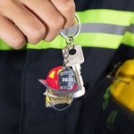 Gepersonaliseerde Acryl Brandweerhelm Sleutelhanger met Rangnummer en Naam Grappig Auto Ornament Verjaardag Bedankje Cadeau voor Brandweerman