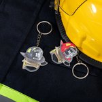 Gepersonaliseerde Acryl Brandweerhelm Sleutelhanger met Rangnummer en Naam Grappig Auto Ornament Verjaardag Bedankje Cadeau voor Brandweerman